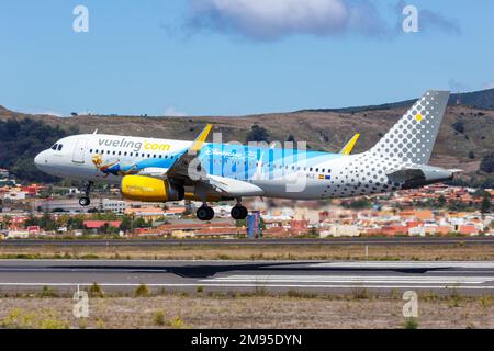 Teneriffa, Spanien - 22. September 2022: Vueling Airbus A320 Flugzeug mit 25 Jahren Disneyland Paris Spezial-Aufdruck am Flughafen Teneriffa Norte (TFN) in Sp Stockfoto