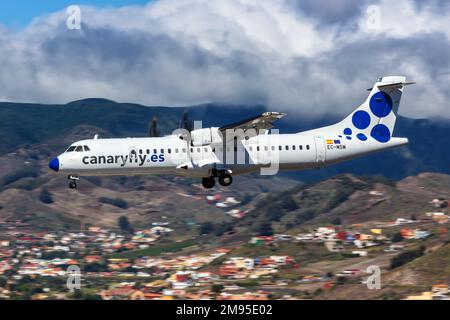 Teneriffa, Spanien - 22. September 2022: CanaryFliegen Sie mit dem ATR 72-500 am Flughafen Teneriffa Norte (TFN) in Spanien. Stockfoto
