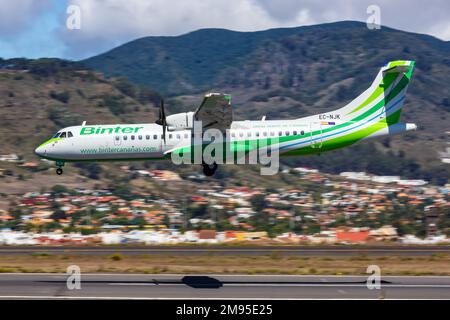 Teneriffa, Spanien - 22. September 2022: Flugzeug Binter Canarias ATR 72-600 am Flughafen Teneriffa Norte (TFN) in Spanien. Stockfoto