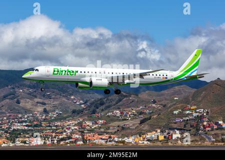 Teneriffa, Spanien - 22. September 2022: Flugzeug Binter Embraer 195 E2 am Flughafen Teneriffa Norte (TFN) in Spanien. Stockfoto