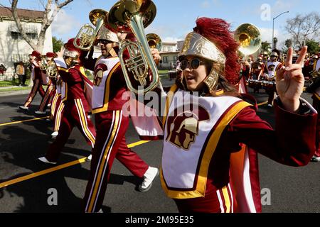 Los Angeles, USA. 16. Januar 2023. Studenten der University of Southern California marschieren entlang des Martin Luther King Jr. Boulevard, in Los Angeles, Kalifornien, USA, Januar 16, 2023. Die Kingdom Day Parade wurde zu Ehren des Bürgerrechtsführers Martin Luther King Jr. hier abgehalten. Kredit: Xinhua/Alamy Live News Stockfoto