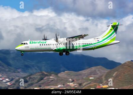 Teneriffa, Spanien - 22. September 2022: Flugzeug Binter Canarias ATR 72-600 am Flughafen Teneriffa Norte (TFN) in Spanien. Stockfoto