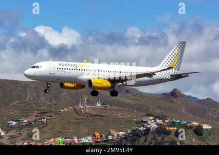 Teneriffa, Spanien - 22. September 2022: Flugzeug Vueling Airbus A320 am Flughafen Teneriffa Norte (TFN) in Spanien. Stockfoto