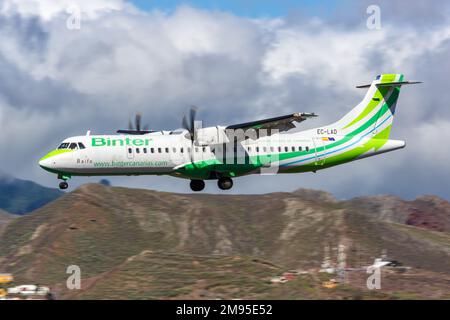 Teneriffa, Spanien - 22. September 2022: Flugzeug Binter Canarias ATR 72-500 am Flughafen Teneriffa Norte (TFN) in Spanien. Stockfoto
