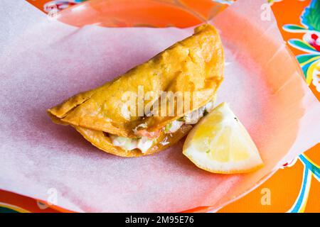 Die Quesadilla ist ein mexikanisches Gericht, das aus einer Mais- oder Weizentortilla besteht, die in der Mitte gefaltet ist und je nach Region mit Käse gefüllt werden kann Stockfoto