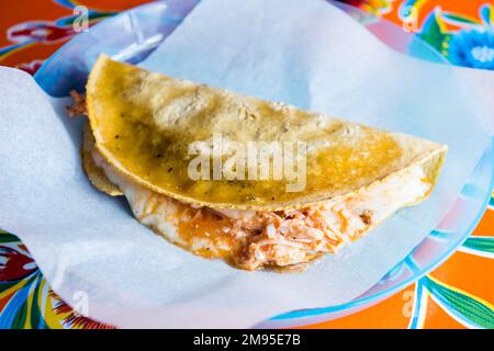 Die Quesadilla ist ein mexikanisches Gericht, das aus einer Mais- oder Weizentortilla besteht, die in der Mitte gefaltet ist und je nach Region mit Käse gefüllt werden kann Stockfoto