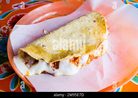 Die Quesadilla ist ein mexikanisches Gericht, das aus einer Mais- oder Weizentortilla besteht, die in der Mitte gefaltet ist und je nach Region mit Käse gefüllt werden kann Stockfoto