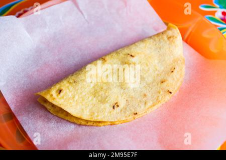 Die Quesadilla ist ein mexikanisches Gericht, das aus einer Mais- oder Weizentortilla besteht, die in der Mitte gefaltet ist und je nach Region mit Käse gefüllt werden kann Stockfoto