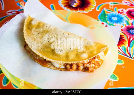 Die Quesadilla ist ein mexikanisches Gericht, das aus einer Mais- oder Weizentortilla besteht, die in der Mitte gefaltet ist und je nach Region mit Käse gefüllt werden kann Stockfoto