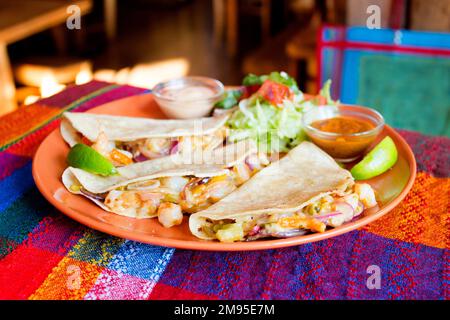 Die Quesadilla ist ein mexikanisches Gericht, das aus einer Mais- oder Weizentortilla besteht, die in der Mitte gefaltet ist und je nach Region mit Käse gefüllt werden kann Stockfoto