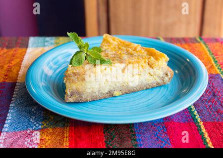 Mexikanischer Tres Leches Kuchen. Es besteht aus einem Schwamm, der in drei Arten von Milch gebadet wird: Verdampfte Milch, Milchcreme und Kondensmilch, die ihr ihren nam verleihen Stockfoto