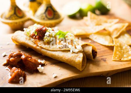 Flautilla mejicana. Mexikanische Snacks mit Mole-Sauce. Stockfoto