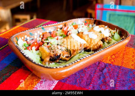 Rocottos Peppers frittiert und gefüllt mit Fleisch und Gemüse. Stockfoto