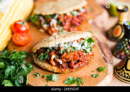 Gorditas sind ein mexikanisches Gericht aus Mais- oder Weizenteig, gefüllt mit Schweineschalen, Bohnen oder anderen Zutaten. Stockfoto