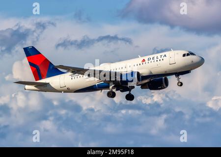 West Palm Beach, USA - 13. November 2022: Delta Air Lines Airbus A319 Flugzeug am Palm Beach Flughafen (PBI) in den USA. Stockfoto