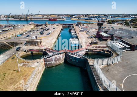 Saint-Malo (Bretagne, Nordwestfrankreich): Fischereifahrzeuge, die durch die Schleuse des Hafens fahren, ‚ecluse du Naye‘ Stockfoto