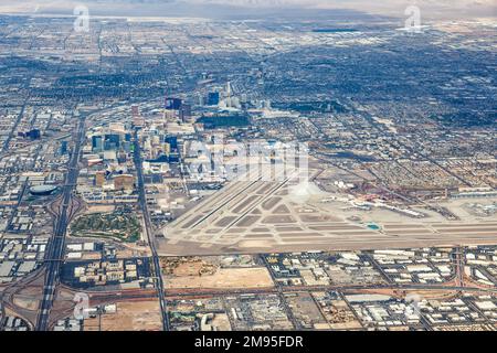 Las Vegas, USA - 7. November 2022: Blick aus der Vogelperspektive auf Las Vegas mit dem Flughafen in den USA. Stockfoto