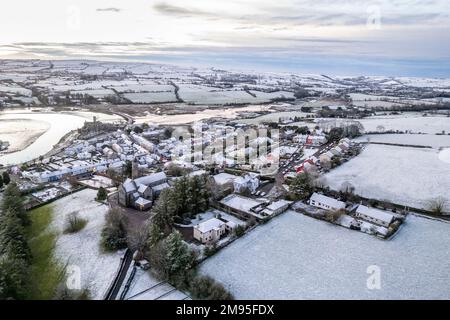 Timoleague, West Cork, Irland. 17. Januar 2023. Timoleague in West Cork wachte heute Morgen nach einer Nacht mit starkem Schnee auf. Met Eireann hat eine gelbe Wetterwarnung für Eis und niedrige Temperaturen herausgegeben. Kredit: AG News/Alamy Live News Stockfoto