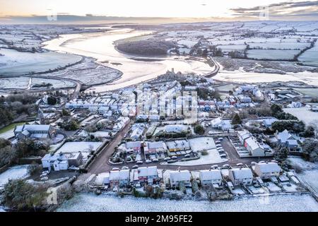 Timoleague, West Cork, Irland. 17. Januar 2023. Timoleague in West Cork wachte heute Morgen nach einer Nacht mit starkem Schnee auf. Met Eireann hat eine gelbe Wetterwarnung für Eis und niedrige Temperaturen herausgegeben. Kredit: AG News/Alamy Live News Stockfoto