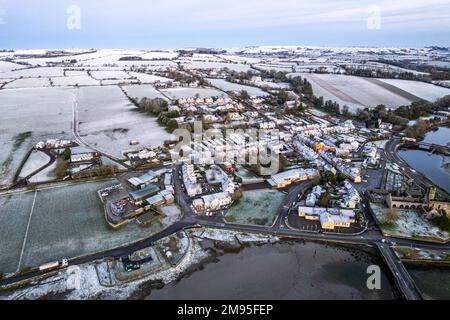 Timoleague, West Cork, Irland. 17. Januar 2023. Timoleague in West Cork wachte heute Morgen nach einer Nacht mit starkem Schnee auf. Met Eireann hat eine gelbe Wetterwarnung für Eis und niedrige Temperaturen herausgegeben. Kredit: AG News/Alamy Live News Stockfoto