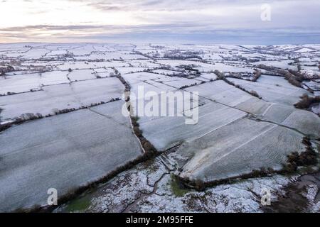 Timoleague, West Cork, Irland. 17. Januar 2023. Timoleague in West Cork wachte heute Morgen nach einer Nacht mit starkem Schnee auf. Met Eireann hat eine gelbe Wetterwarnung für Eis und niedrige Temperaturen herausgegeben. Kredit: AG News/Alamy Live News Stockfoto