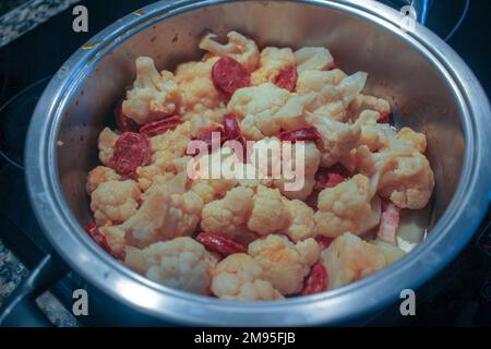 Couliflower mit Wurst und heißer Paprika in einem Topf Stockfoto