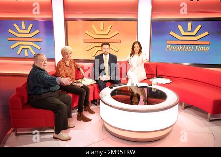 (Von links nach rechts) Astrologe Russell Grant, ehemalige Moderatorin Debbie Rix mit den Moderatoren Jon Kay und Sally Nugent auf dem roten Sofa als BBC Breakfast feiern ihren 40. Jahrestag mit einer besonderen Show und Gästen im MediaCityUK, Salford. Foto: Dienstag, 17. Januar 2023. Stockfoto