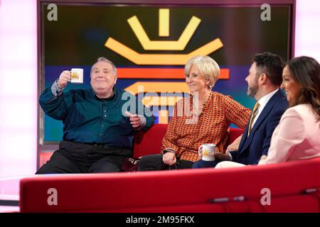 (Von links nach rechts) Astrologe Russell Grant, ehemalige Moderatorin Debbie Rix mit den Moderatoren Jon Kay und Sally Nugent auf dem roten Sofa als BBC Breakfast feiern ihren 40. Jahrestag mit einer besonderen Show und Gästen im MediaCityUK, Salford. Foto: Dienstag, 17. Januar 2023. Stockfoto