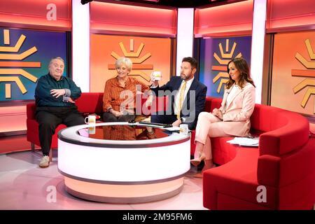 (Von links nach rechts) Astrologe Russell Grant, ehemalige Moderatorin Debbie Rix mit den Moderatoren Jon Kay und Sally Nugent auf dem roten Sofa als BBC Breakfast feiern ihren 40. Jahrestag mit einer besonderen Show und Gästen im MediaCityUK, Salford. Foto: Dienstag, 17. Januar 2023. Stockfoto