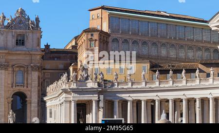 Oberer Teil der Doric Colonnades mit großen Statuen neben dem berühmten St. Petersdom, Sixtinische Kapelle, Apostolischer Palast. Barocke Architektur, Vatikan Stockfoto