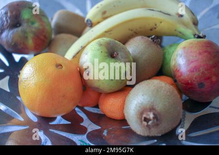Gesunde Ernährung in der Obstschale mit Babanen, Bio-Äpfeln, Orangen, Bio-Kiwis und Mandarinen Stockfoto
