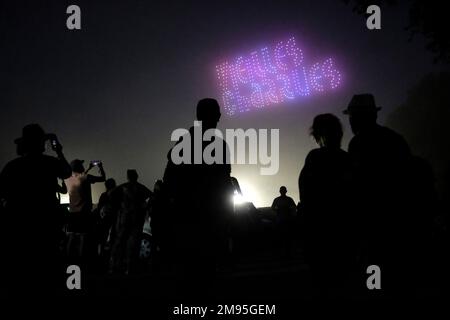 Carhaix (Bretagne, Nordwestfrankreich, 17. Juli 2022): Dronen-Lichtshows anlässlich des 30. Jahrestages des Vieilles Charrues Music Festivals. Stockfoto