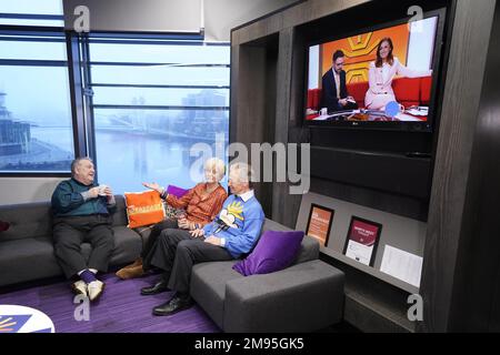 (Von links nach rechts) Astrologer Russell Grant, ehemalige Moderatorin Debbie Rix und ehemalige Wettermoderatorin Francis Wilson Backstage als BBC Breakfast feiern ihren 40. Jahrestag mit einer besonderen Show und Gästen im MediaCityUK, Salford. Foto: Dienstag, 17. Januar 2023. Stockfoto