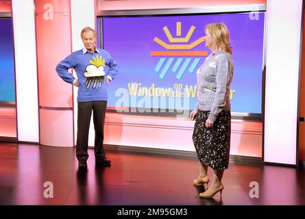 Der ehemalige Wettermoderator Francis Wilson mit Wetterpressesprecher Carol Kirkwood im Studio als BBC Breakfast feiert sein 40.-jähriges Jubiläum mit einer besonderen Show und Gästen im MediaCityUK, Salford. Foto: Dienstag, 17. Januar 2023. Stockfoto