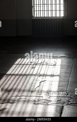 Alcatraz Island, San Francisco - CA - USA 2022-12-24: Blick auf einen Gemeinschaftsraum, in dem die Sonne durch die versperrten Fenster strömt Stockfoto