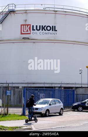 Belgien, Brüssel, Neder over Hembeek: Tanks, Brennstofflager der PJSC Lukoil Oil Company, russischer multinationaler Energiekonzern Stockfoto