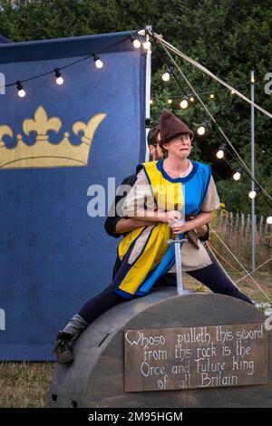 King Arthur, aufgeführt von The Last Baguette, einer Theatertournee, die im Newquay Orchard in Cornwall in Großbritannien auftrat. Stockfoto