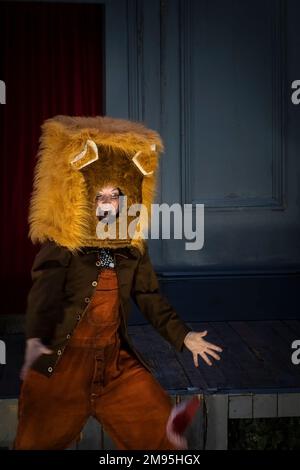 Eine Aufführung Von A Midsummer Night's Dream von der Duke's Theatre Company im Trebah Garden Amphitheater in Cornwall in Großbritannien. Stockfoto