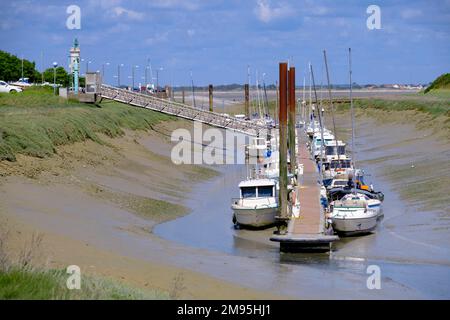 Cayeux-sur-Mer (Nordfrankreich): Yachten, die bei Ebbe im Hafen von Hourdel in der Bucht von Somme an Pontons festgemacht werden Stockfoto