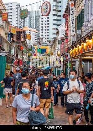 Maskierte Käufer in der Trengganu Street Chinatown Singapur Stockfoto