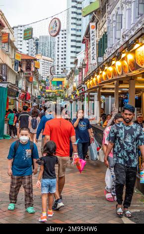 Maskierte Käufer in der Trengganu Street Chinatown Singapur Stockfoto