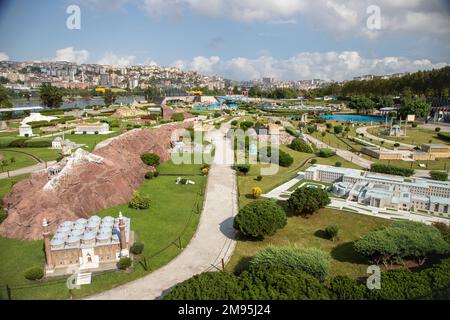 Istanbul, Türkei - 08-29-2022: Blick auf das Istanbul Miniaturk Museum, ein Museum, in dem historische Gebäude als Modelle ausgestellt werden Stockfoto