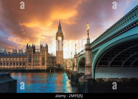 Blick auf die große Uhr Big Ben Tower und Westminster Bridge über die Themse bei Sonnenuntergang in London Stockfoto