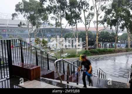 Melbourne, Australien. 17. Januar 2023. Tennis: Grand Slam - Australian Open. Eine Frau läuft bei starkem Regen eine Treppe hoch. Kredit: Frank Molter/dpa/Alamy Live News Stockfoto