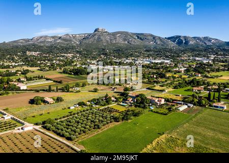 Aubagne (Südostfrankreich): Blick aus der Vogelperspektive auf ein landwirtschaftliches Gebiet am Stadtrand mit einem Industriegebiet und dem Garlaban-Massiv im di Stockfoto