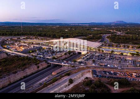 Nachtblick auf den Bahnhof von Aix-en-Provence, erbaut auf dem Arbois-Plateau. Lichter und überfüllter Parkplatz Stockfoto