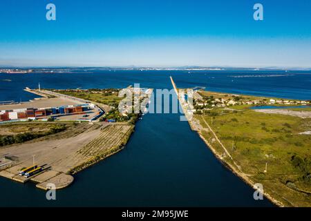 Port-Saint-Louis-du-Rhone (Südostfrankreich): Blick aus der Vogelperspektive auf den Saint-Louis-Kanal mit den beiden Stränden „Plage Carteau“ und „Plage Olga“ Stockfoto