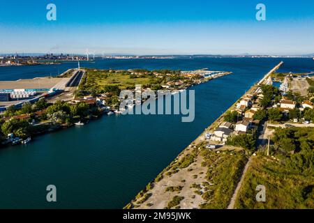 Port-Saint-Louis-du-Rhone (Südostfrankreich): Der Saint-Louis-Kanal, die beiden Strände „Plage de Carteau“ und „Plage Olga“ sowie die i aus der Vogelperspektive Stockfoto