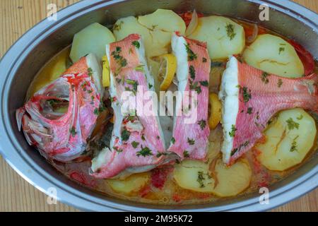 Die rote Brasse mit Kartoffeln und Petersilie ist eine köstliche Mahlzeit Stockfoto