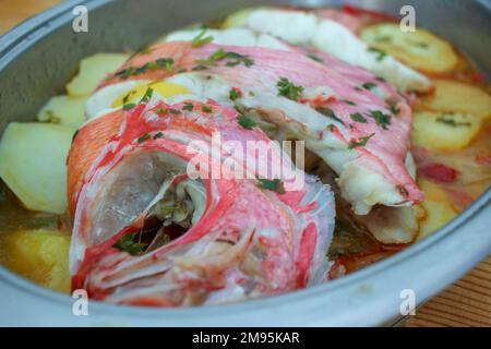 Köstliche rote Brasse mit Kartoffeln zum Mittagessen Stockfoto